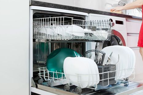 El truco definitivo para estirar la vida útil de tu lavavajillas y evitar costosos arreglos técnicos. Foto: Hogarmanía El truco definitivo para estirar la vida útil de tu lavavajillas y evitar costosos arreglos técnicos. Foto: Hogarmanía
