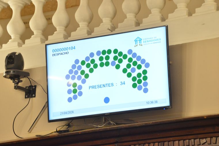 Con 26 votos positivos y 7 negativos el Senado aprobó la ley que regula la actividad de guardavidas en Mendoza. Con 26 votos positivos y 7 negativos el Senado aprobó la ley que regula la actividad de guardavidas en Mendoza.