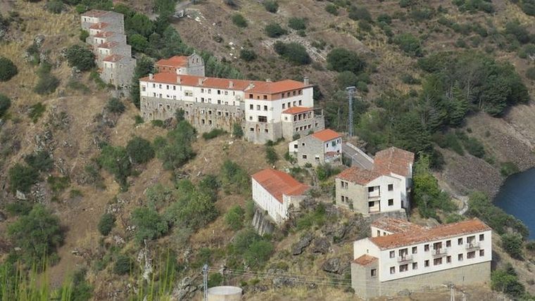 Salto de Castro tiene 44 viviendas, un hotel, una iglesia, un colegio, una piscina municipal y un cuartel. Foto: BALLES2601/WIKIMEDIA COMMONS