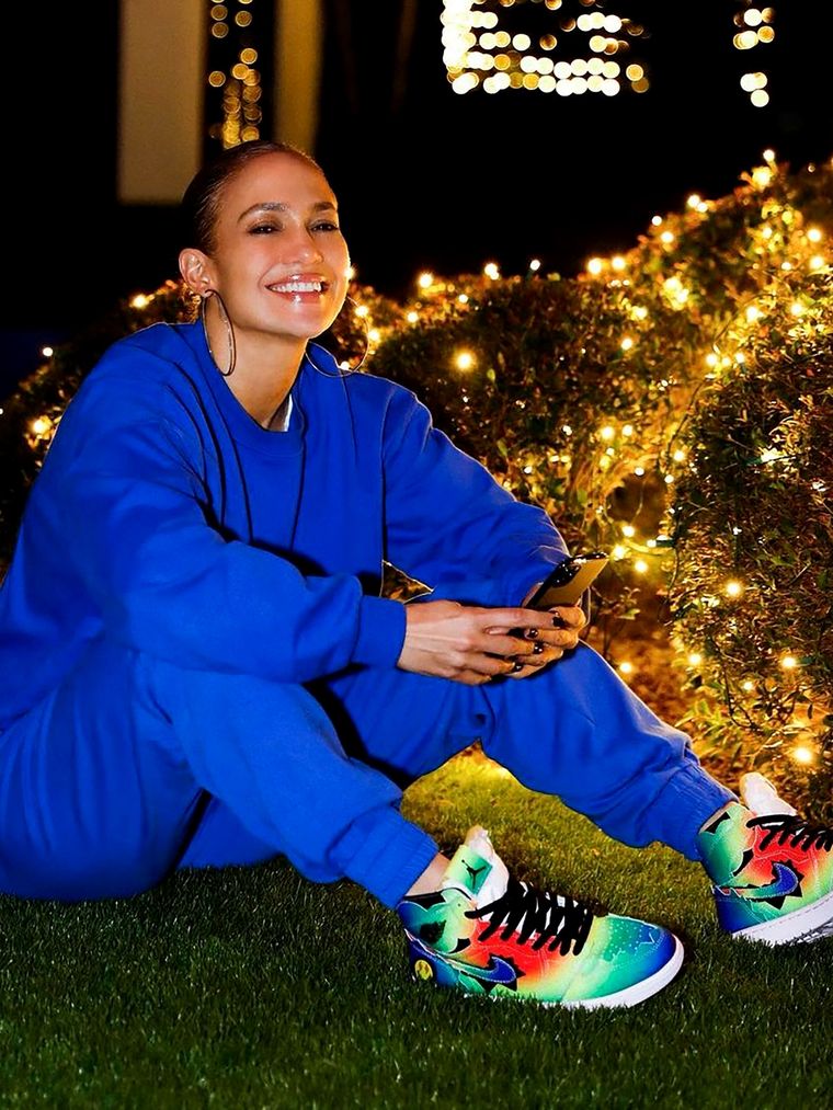 Jennifer López nos ofrece distintos looks con zapatillas para todo el 2022 Foto: Vogue