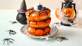 Prepará la receta de rosquillas con telaraña y disfrutá un postre temático que asusta y encanta. Prepará la receta de rosquillas con telaraña y disfrutá un postre temático que asusta y encanta.