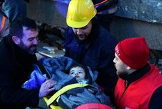 Uno de los gemelos rescatados de la devastación. Foto: AA