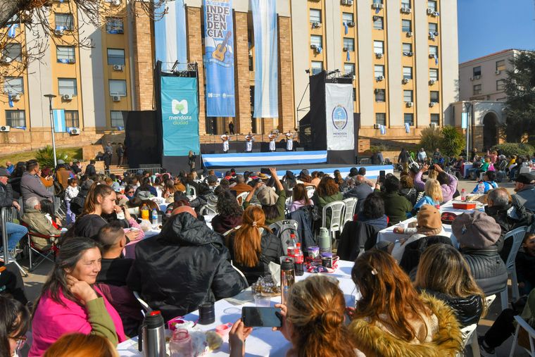 La peña folclórica se llevó a cabo en la explanada de Casa de Gobierno.