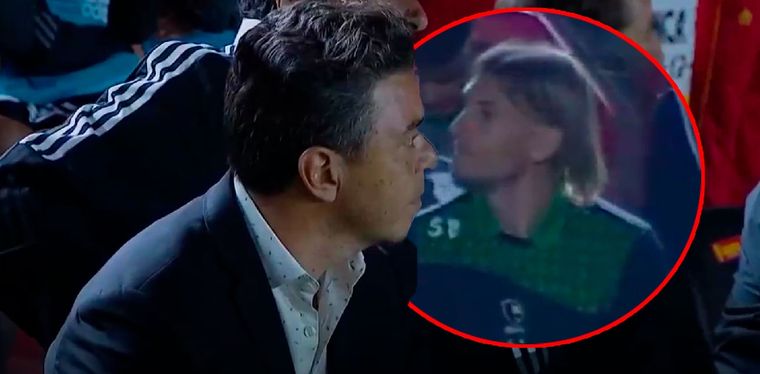 Cómo fue la salida de Gallardo y Beccacece al campo de juego tras la polémica de los últimos River-Defensa.