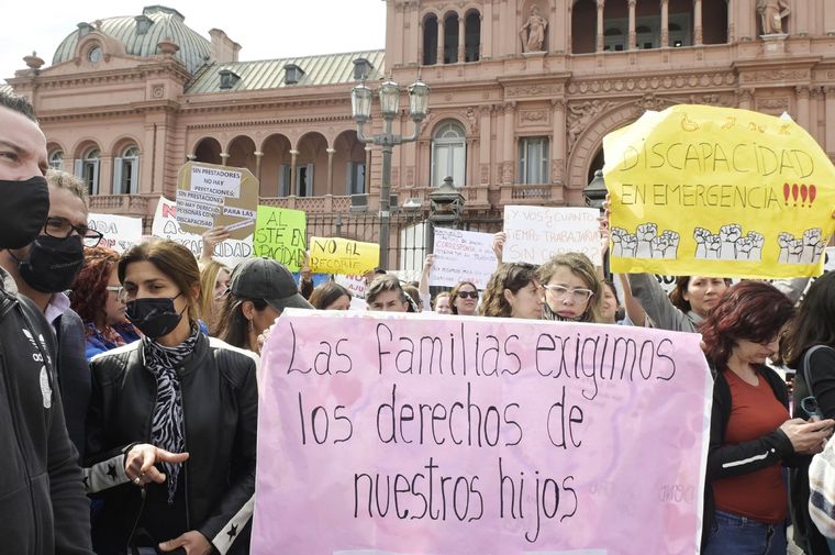 Prestadores y familias de personas con discapacidad elevaron su reclamo ante la Casa Rosada por las demoras en los pagos de los servicios educativos y de salud. Foto: Telam