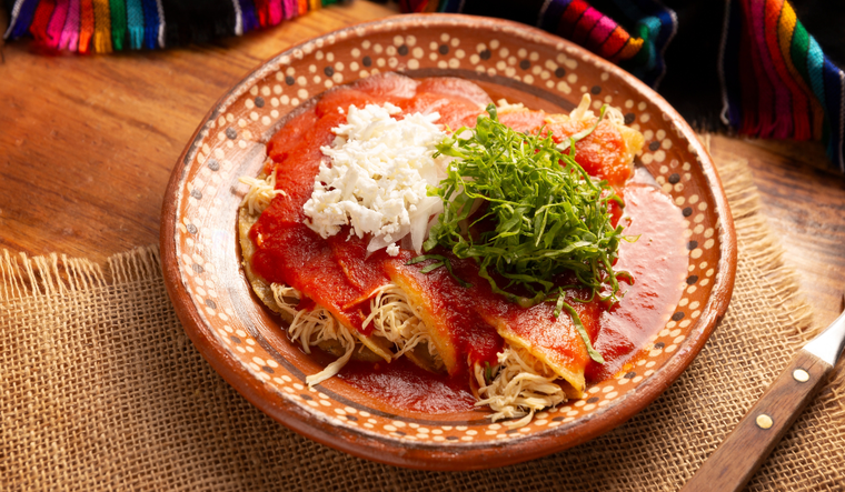 Una buena receta de entomatadas destaca por su salsa, ya que el tomate aporta acidez natural que equilibra perfectamente el pollo y el queso.