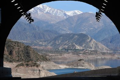 MDZol | El dique Potrerillos es uno de los lugares elegidos por los turistas que visitan Mendoza y cumple una función clave para la provisión de agua a la población Foto: ALF PONCE MERCADO / MDZ