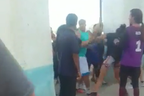 Brutal agresión a una jugadora del equipo lujanino. Foto: Twitter Juan Esteban Suraci