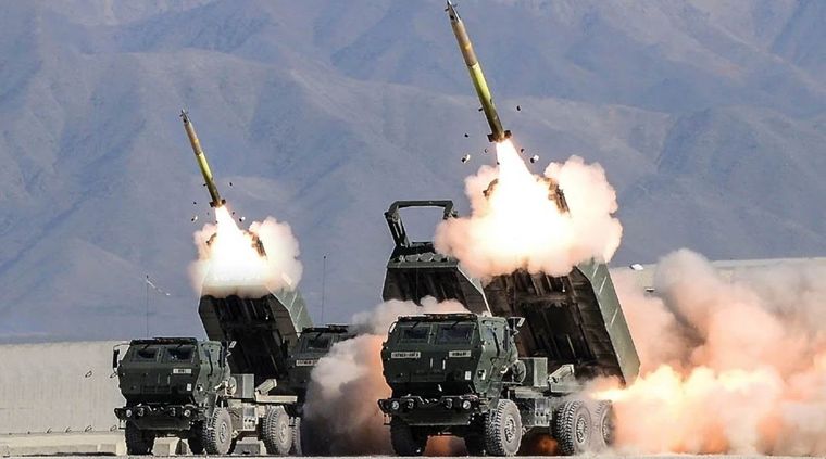 Lanzaderas de EEUU con misiles Himars. Foto: Youtube.