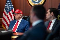 Donald Trump junto a su equipo, previo a lanzar los misiles hacía las bases iraníes