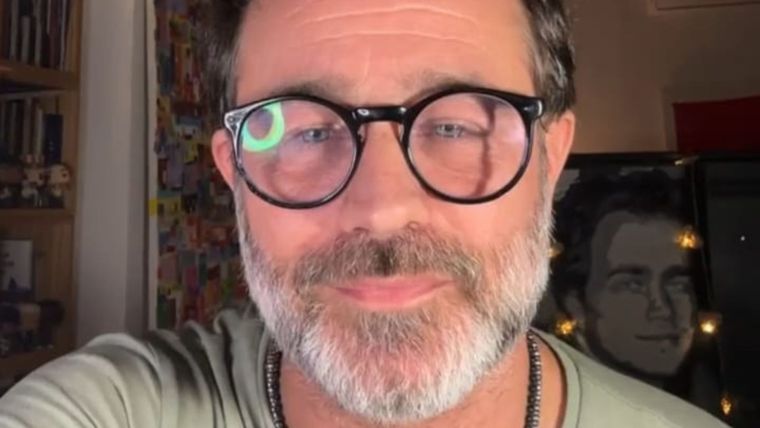 A pocos días de regresar con Ser Humanos, el intérprete expuso parte de su difícil historia personal.