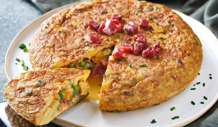 La receta original se preparaba para aprovechar sobras de verduras y embutidos.