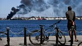 Un hombre observa la columna de humo que emana de la refinería Ñico López en La Habana. Un hombre observa la columna de humo que emana de la refinería Ñico López en La Habana.