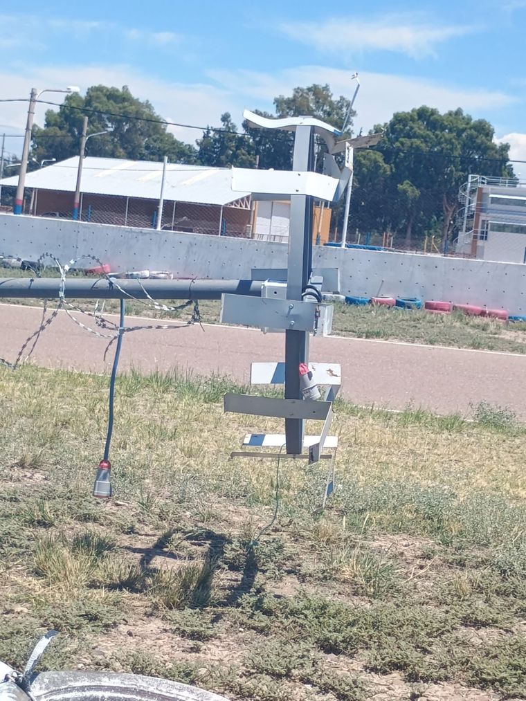 Delincuentes tiraron abajo los postes de luz y se robaron todos los reflectores. Delincuentes tiraron abajo los postes de luz y se robaron todos los reflectores.