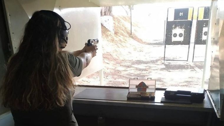 La práctica de tiro apasionó a Carla Izildinha Gomes, que adquirió su primer arma de fuego en junio de 2021. Foto: ARCHIVO PERSONAL