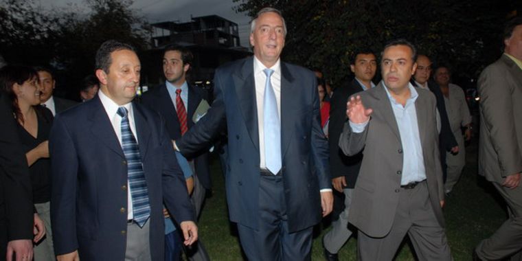 Néstor Kirchner, con Celso Jaque y Alfredo Cornejo. Foto: www.mdzol.com