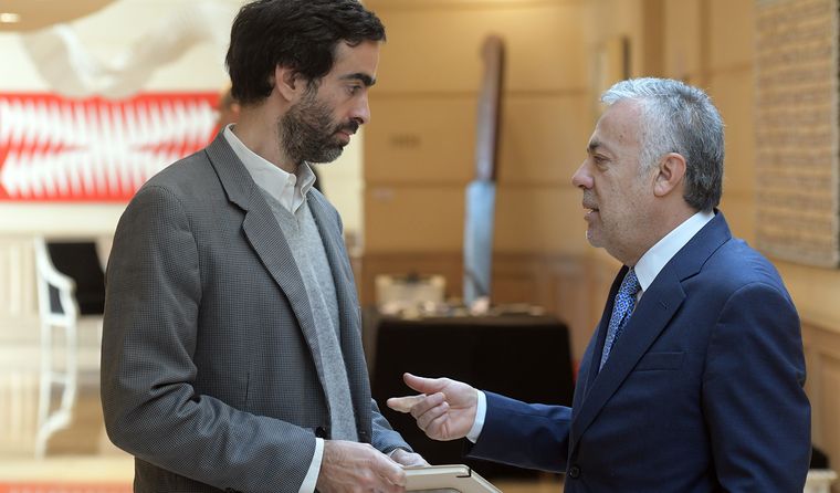 El ministro de Hacienda, Víctor Fayad, junto al gobernador Alfredo Cornejo.&nbsp;