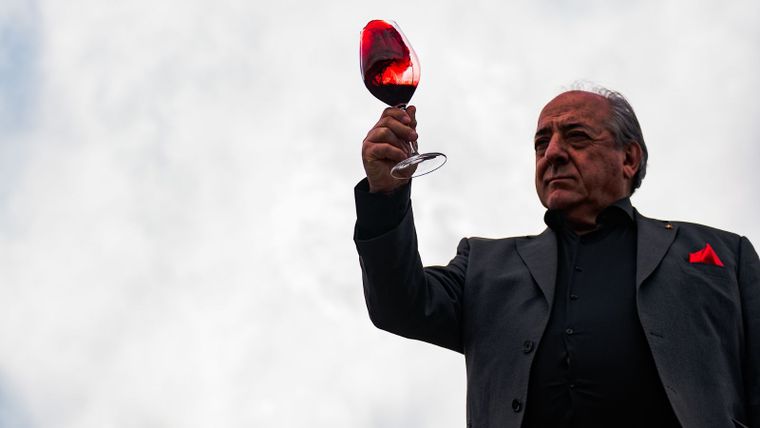 Walter Bressia con una copa de Grand Rouge. Walter Bressia con una copa de Grand Rouge.