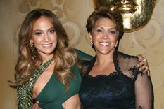 Foto: https://www.univision.com/entretenimiento/cine-y-series/jennifer-lopez-complicada-relacion-mama-guadalupe-documental-netflix-halftime