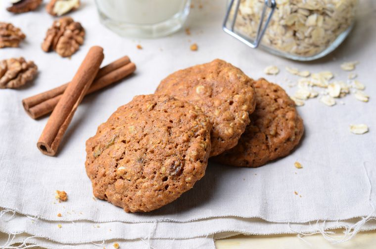 Descubre la receta de galletas de avena y canela caseras, fáciles y rápidas de preparar.