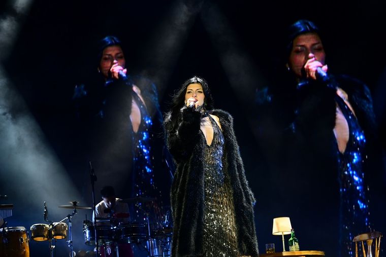 Julieta Emilia Cazzuchelli, conocida como Cazzu, sobre el escenario de la Fiesta de la Cerveza. Julieta Emilia Cazzuchelli, conocida como Cazzu, sobre el escenario de la Fiesta de la Cerveza.