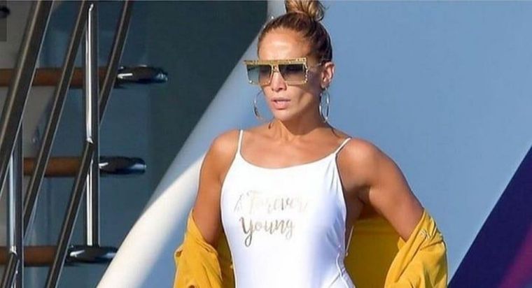 Omitió la ropa, acostada a la orilla del mar: la foto de JLo que dejó sin palabras a todos sus fans