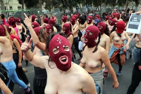 La marcha en topless contra la violencia machista y a favor de la educación no sexista en Chile