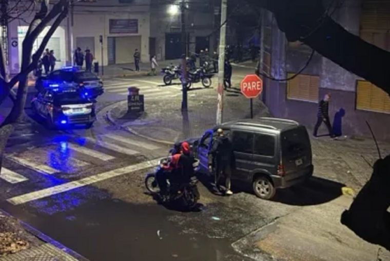 Un hombre fue asesinado en una feroz balacera en Rosario y dos jóvenes resultaron heridas.