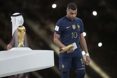 Tras perder la final del Mundial ante Argentina, Mbappé decidió irse del estadio sin hablar. Foto: EFE