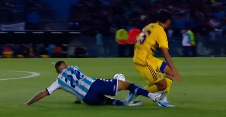 Los futbolistas se cruzaron sobre el final del partido.