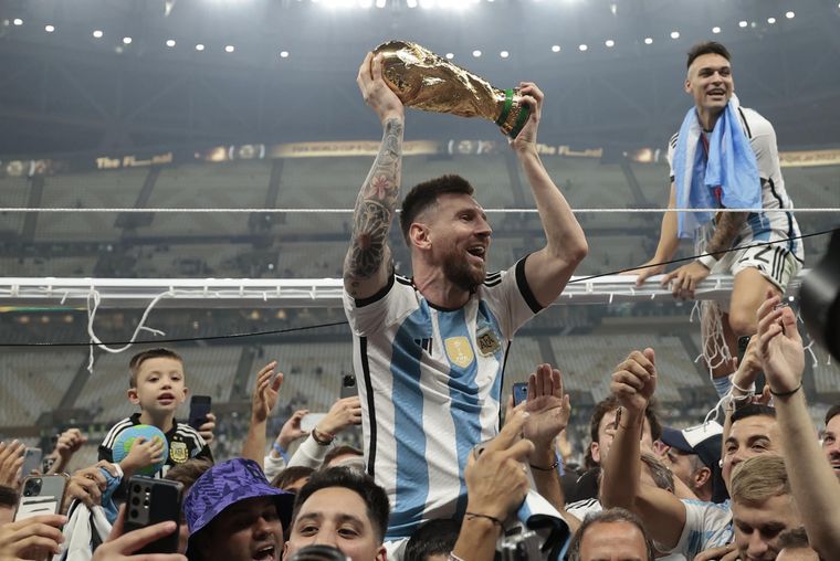 Messi y la mejor foto de su vida: Copa del Mundo en mano y la camiseta de Argentina tatuada en la piel. Foto: EFE