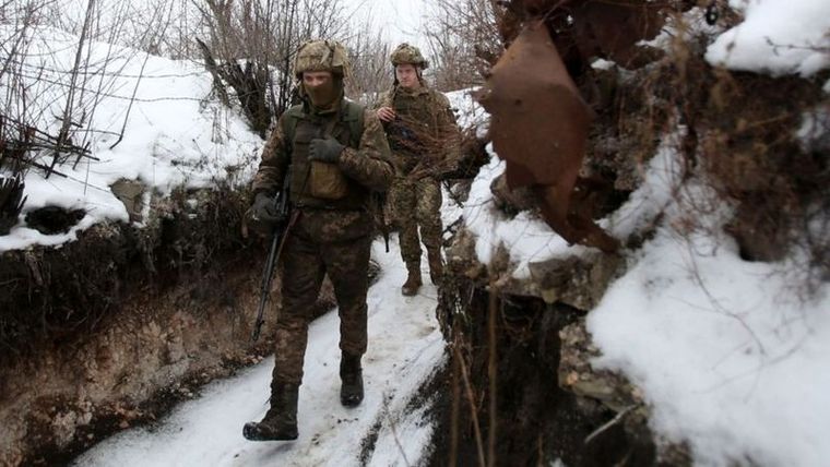 Centenares de soldados ucranianos están apostados en la línea de combate del frente oriental de Ucrania. Foto: GETTY IMAGES