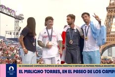 El Maligno Torres junto al británico Kieran Reilly (Plata) y el francés Anthony Jeanjean (Bronce) en el paseo de campeones. Foto: Captura TyC Sports