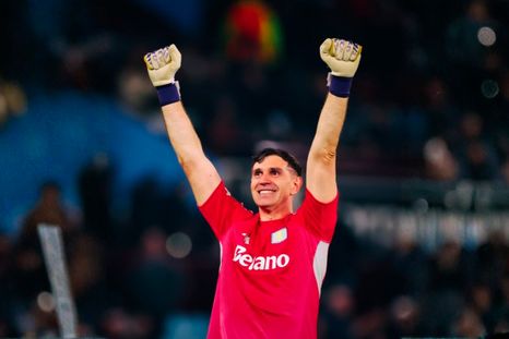 El Dibu Martínez les pasó factura a los hinchas de Lille. El Dibu Martínez les pasó factura a los hinchas de Lille.