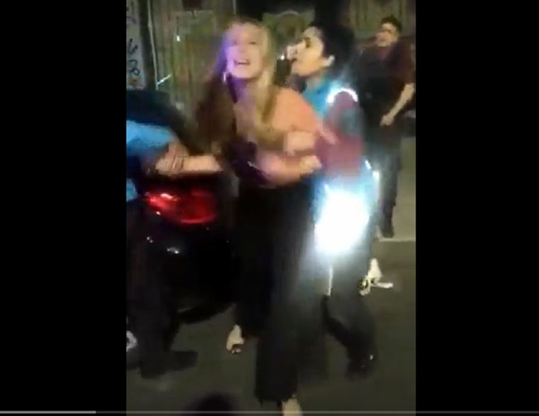 La joven hizo un escándalo en la calle y dejó de manifiesto todo su racismo contra los policías que intentaban calmarla