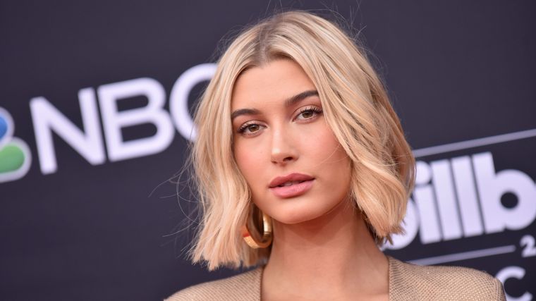 Hailey Bieber enfrenta fuertes rumores de su supuesto embarazo.