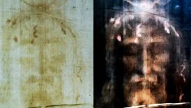 El rostro de la Sábana Santa de Turín, ampliado en alta definición, revela rasgos y heridas compatibles con la crucifixión. Imagen: Dianelos Georgoudis vía Wikimedia Commons.