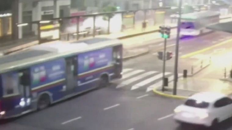 El auto iba en contramano, chocó con el Metrobús y atropelló a cinco personas Foto: Captura de video