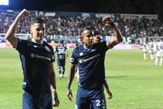 Alex Arce festeja su gol, el del 2-0, con Sebastián Villa. Independiente Rivadavia le ganó muy bien a Rosario Central y sigue como único líder de la Zona B.&nbsp;