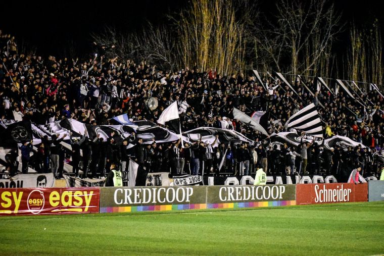gimnasia y esgrima mendoza hinchada ok.jpg