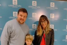 Mateo Martínez junto a su mamá y su papá, a minutos de recibir la distinción en la Legislatura Provincial Foto: Gentileza