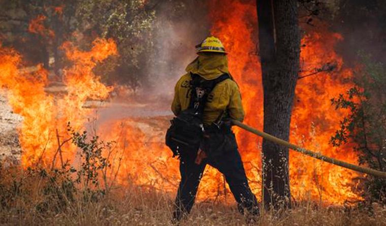 Las patrullas intentan controlar los focos de incendios Foto: Efe. ARCHIVO MDZ