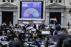 Diputados muestran la Boleta Única de Papel tras la aprobación de la ley. Foto: Noticias Argentinas