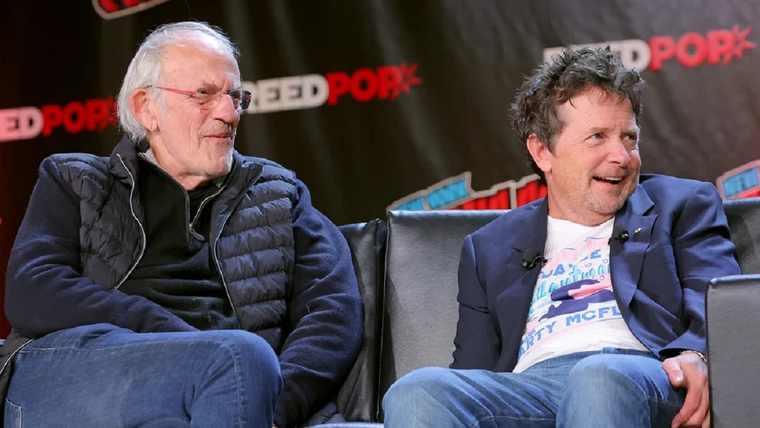 El emocionante reencuentro de los protagonistas de Volver al futuro Emotivo reencuentro entre Michael J. Fox y Christopher Lloyd. Foto: Comic-Con de Nueva York (captura)
