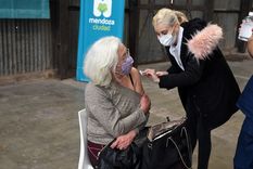 Son alrededor de 300 mil los mayores de 60 años que esperan la segunda dosis de la Sputnik V Foto: ALF PONCE MERCADO / MDZ