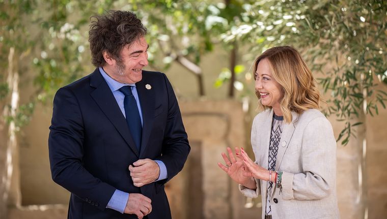 Giorgia Meloni junto a Javier Milei. Foto: DPA