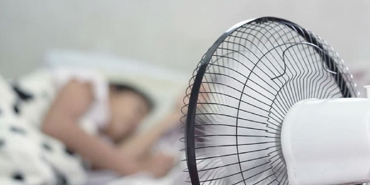 El ruido blanco que emite el ventilador puede ayudarte a dormir mejor. Foto: Getty images