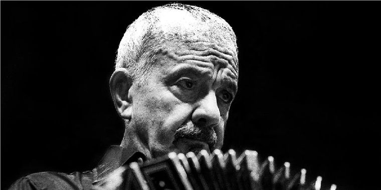 Astor Piazzolla fue un bandoneonista y compositor argentino, considerado uno de los músicos más importantes del siglo XX. Foto: DW Astor Piazzolla fue un bandoneonista y compositor argentino, considerado uno de los músicos más importantes del siglo XX. Foto: DW