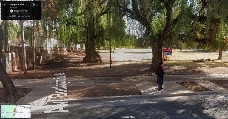 En 2024 ya se podía observar una pequeña zanja, humedad sobre el asfalto de la ciclovía y que el derrame llegaba al borde la senda para ciclistas. En 2024 ya se podía observar una pequeña zanja, humedad sobre el asfalto de la ciclovía y que el derrame llegaba al borde la senda para ciclistas.