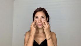 Este ejercicio mejorará la circulación sanguínea en la zona, esto ayudará a aclarar las ojeras, haciendo que la zona de debajo de los ojos tenga un aspecto saludable y juvenil Foto: Instagram @lolacastillo